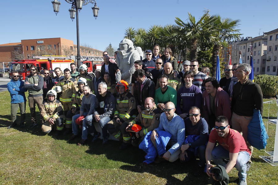 La capital asturiana ha inaugurado una estatua en honor al bombero fallecido en el incendio de la calle Uría con la presencia de su hijo, que ha criticado duramente la actitud del Ayuntamiento.