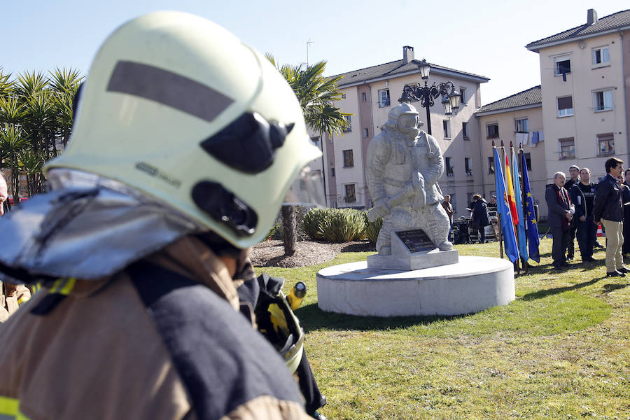 La capital asturiana ha inaugurado una estatua en honor al bombero fallecido en el incendio de la calle Uría con la presencia de su hijo, que ha criticado duramente la actitud del Ayuntamiento.