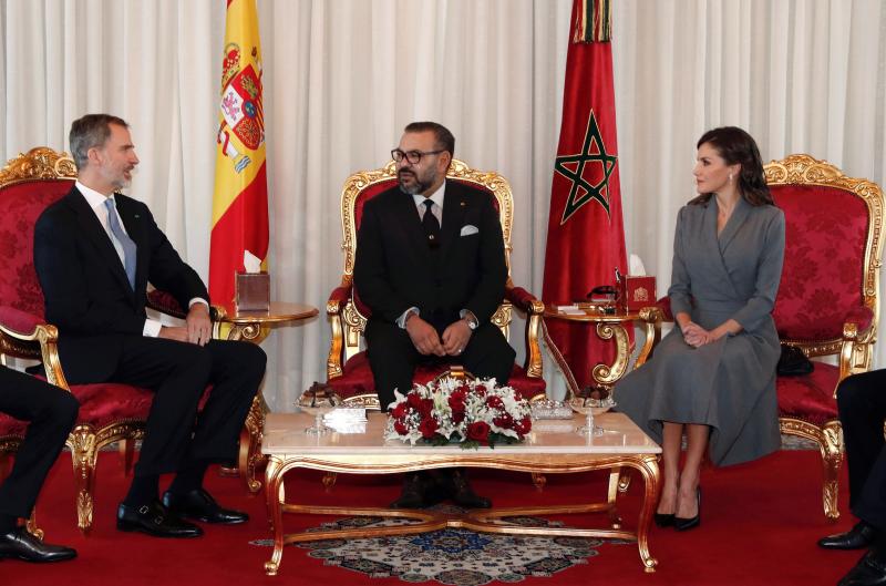 Don Felipe y doña Letizia realizan su primera visita oficial a Marruecos. A su llegada han sido recibidos por el rey Mohamed VI, quien ha presidido una ceremonia oficial de bienvenida en la plaza de Mechouar de Rabat.