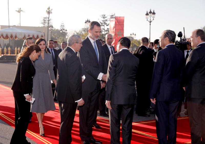 Don Felipe y doña Letizia realizan su primera visita oficial a Marruecos. A su llegada han sido recibidos por el rey Mohamed VI, quien ha presidido una ceremonia oficial de bienvenida en la plaza de Mechouar de Rabat.