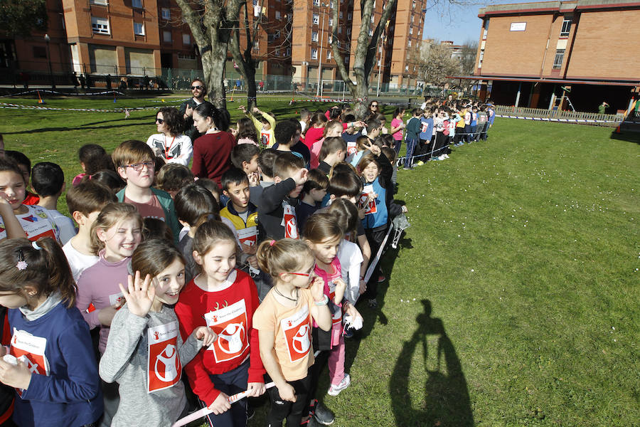 Los compañeros del niño que en Nochevieja falleció atragantado con una uva plantaron un abedul y participaron en una carrera en recuerdo al menor.