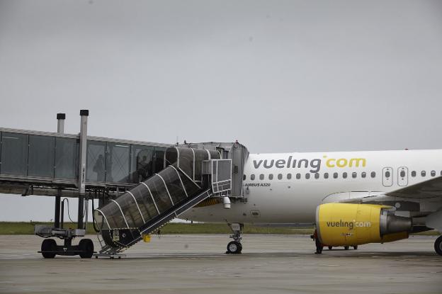 Un avión de la compañía Vueling, la única que propone una ruta con Londres, en la pista del aeropuerto de Asturias. 