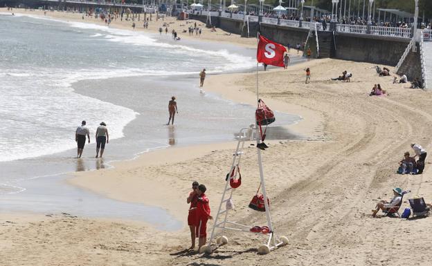 El Ayuntamiento hizó la bandera roja en la playa de San Lorenzo por la mala calidad del agua el pasado verano