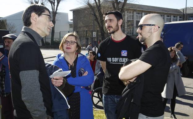 Ana Tabodada, durante el acto en el que se descubrió la estatua en honor al bombero fallecido en Oviedo, Eloy Palacio. 