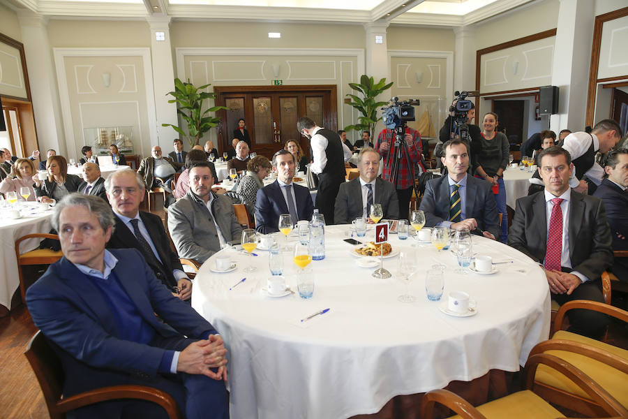 La alcaldesa de Gijon y presidenta de Foro Asturias ha sido la protagonista del encuentro que se celebrado en el Club de Regatas y al que asistieron representantes de la vida empresarial y política, así como agentes sociales