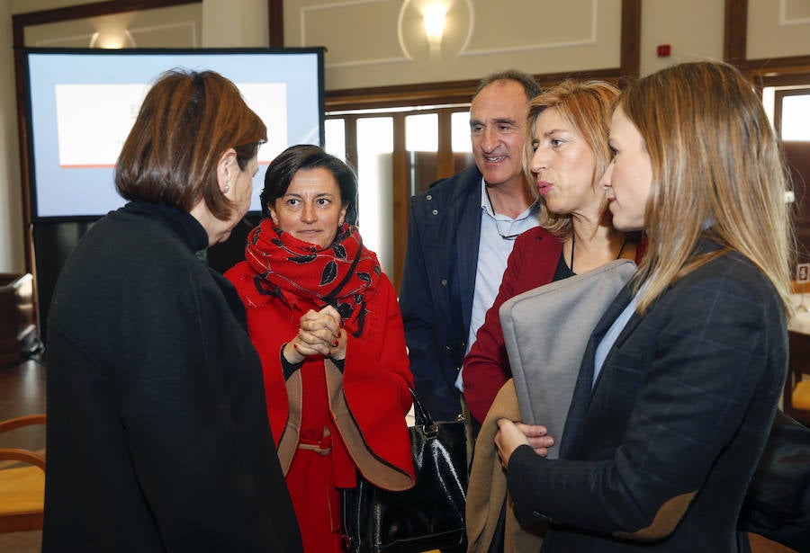 La alcaldesa de Gijon y presidenta de Foro Asturias ha sido la protagonista del encuentro que se celebrado en el Club de Regatas y al que asistieron representantes de la vida empresarial y política, así como agentes sociales