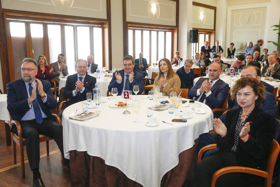 La alcaldesa de Gijon y presidenta de Foro Asturias ha sido la protagonista del encuentro que se celebrado en el Club de Regatas y al que asistieron representantes de la vida empresarial y política, así como agentes sociales