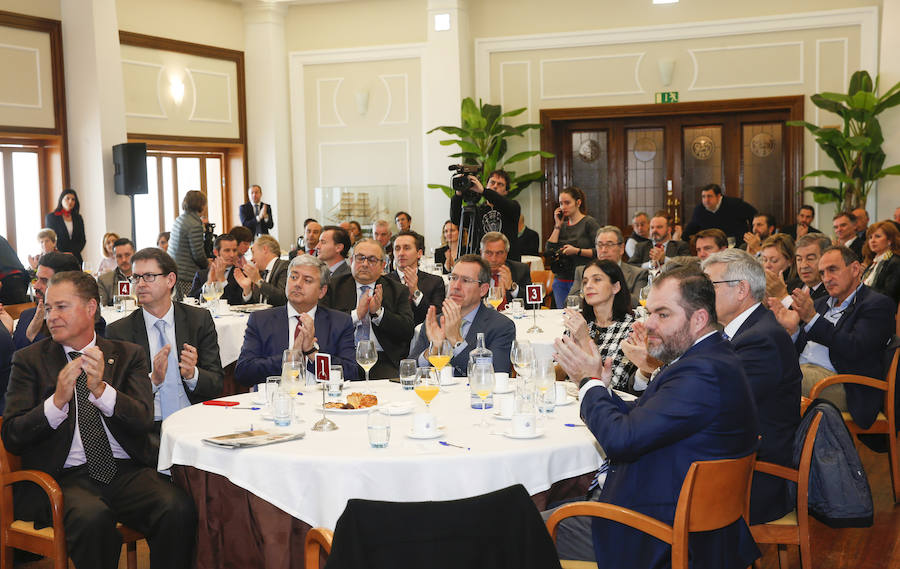 La alcaldesa de Gijon y presidenta de Foro Asturias ha sido la protagonista del encuentro que se celebrado en el Club de Regatas y al que asistieron representantes de la vida empresarial y política, así como agentes sociales