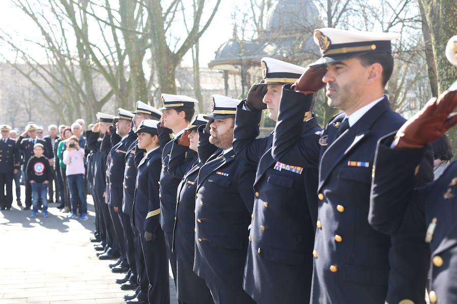 Avilés recuerda a su vecino más ilustre, ell Adelantado de La Florida, con un homanaje floral en el Parque del Muelle