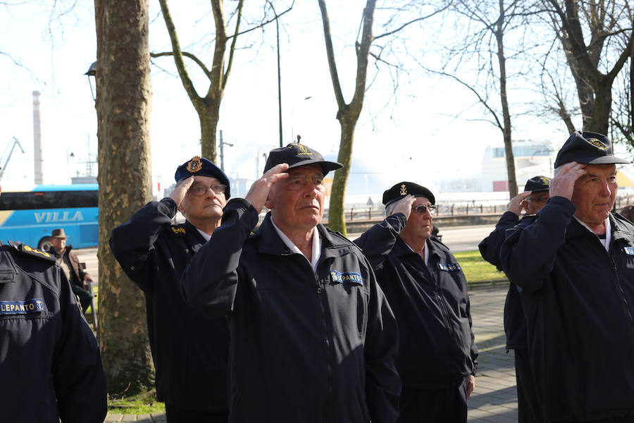 Avilés recuerda a su vecino más ilustre, ell Adelantado de La Florida, con un homanaje floral en el Parque del Muelle