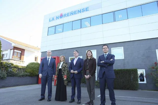 Alejandro Martínez, Amparo Antuña, Enrique Rodríguez Nuño, Eva Pando y Manuel Bellón posan delante de las instalaciones. 