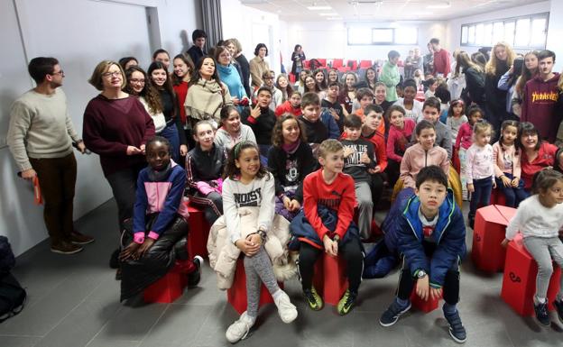 Foto de familia con todos los escolares galardonados con los premios que entregó Oviedo Emprende. 