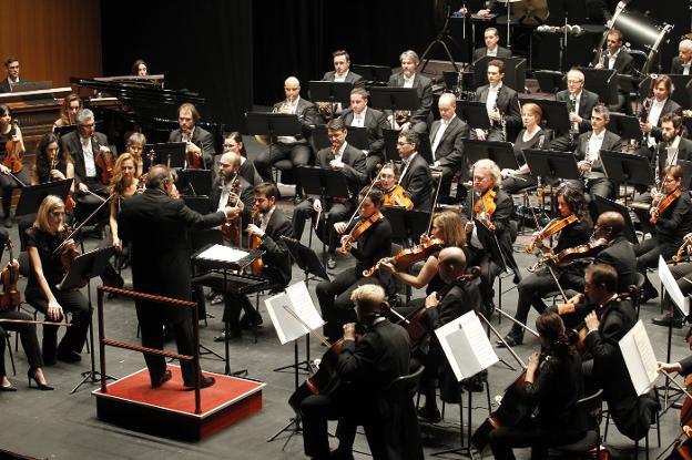 El director cántabro Jaime Martín, al frente de la OSPA en el Teatro Jovellanos. 