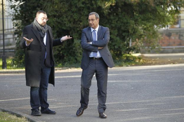 Adrián Barbón y Fernando Lastra, charlando ayer en Oviedo. 