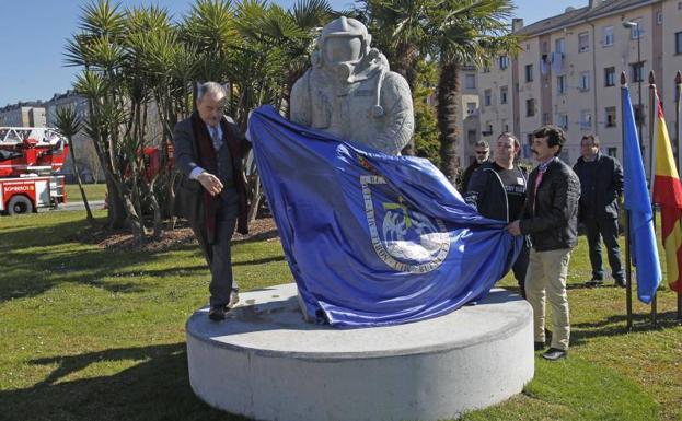 El alcalde de Oviedo, descubriendo la escultura en homenaje a Eloy Palacio.