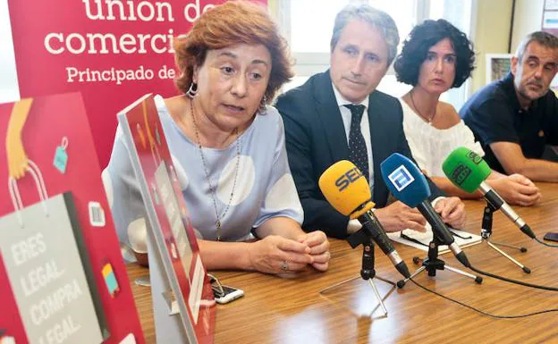 Carmen Moreno y Germán Heredia, gerente y presidente de la Unión de Comerciantes respectivamente, en una rueda de prensa.
