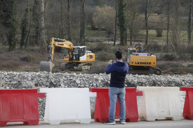 Trabajos para desviar el cauce del río Aller. 