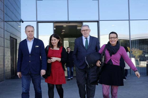 Encarnación Vicente e Ignacio Vidau, en el centro, en compañía de personal del TSJA y el Principado, salen del Palacio de Justicia. 