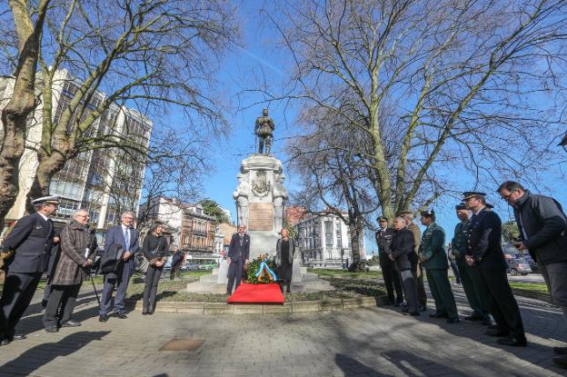 Álvaro Armada, descendiente de Pedro Menéndez, y la alcaldesa, posan tras la ofrenda floral junto a la estatua de Pedro Menéndez en el parquee de El Muelle 