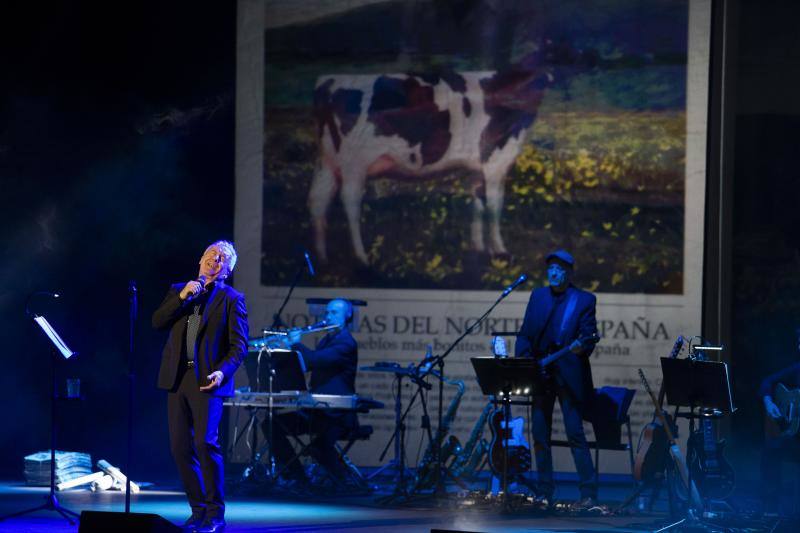 El cantautor asturiano ofreció lo mejor de sí en su concierto en la Laboral