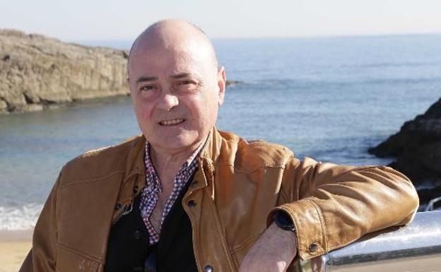 Daniel Marcilla, exgerente de la Faustino Sobrino, ante la playa del Sablón, en Llanes. 