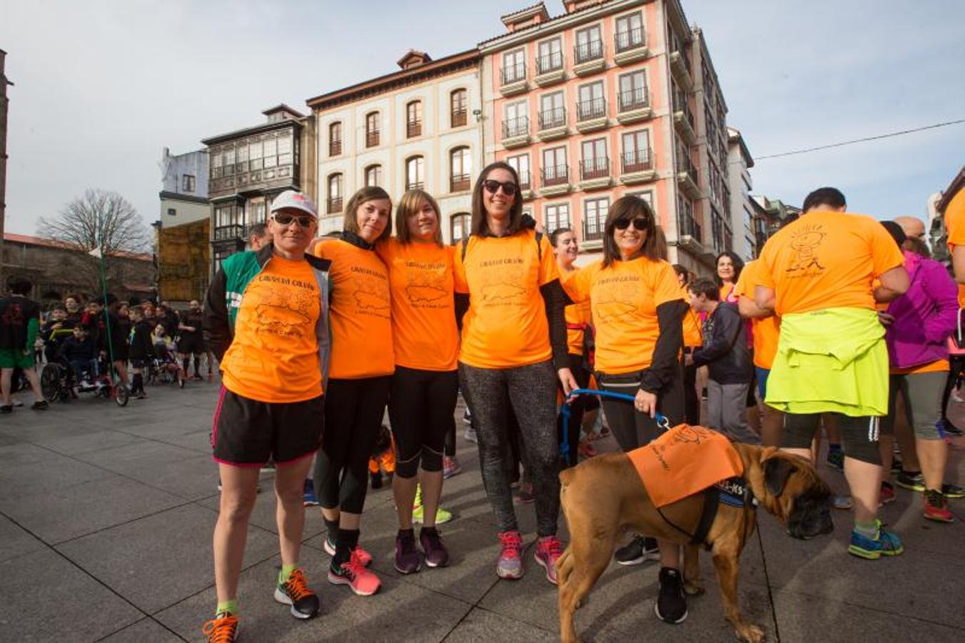 En Avilés, cientos de personas de todas las edades se han sumado a la carrera contra el cáncer de la Asociación Galbán.