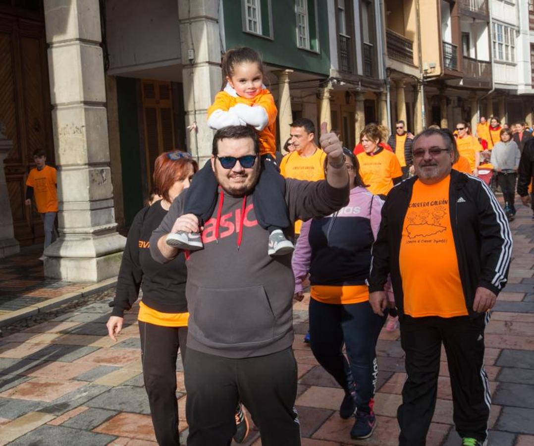 En Avilés, cientos de personas de todas las edades se han sumado a la carrera contra el cáncer de la Asociación Galbán.