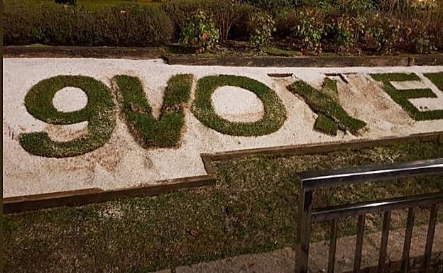 Las siglas de VOX, en el calendario del Campo San Francisco.