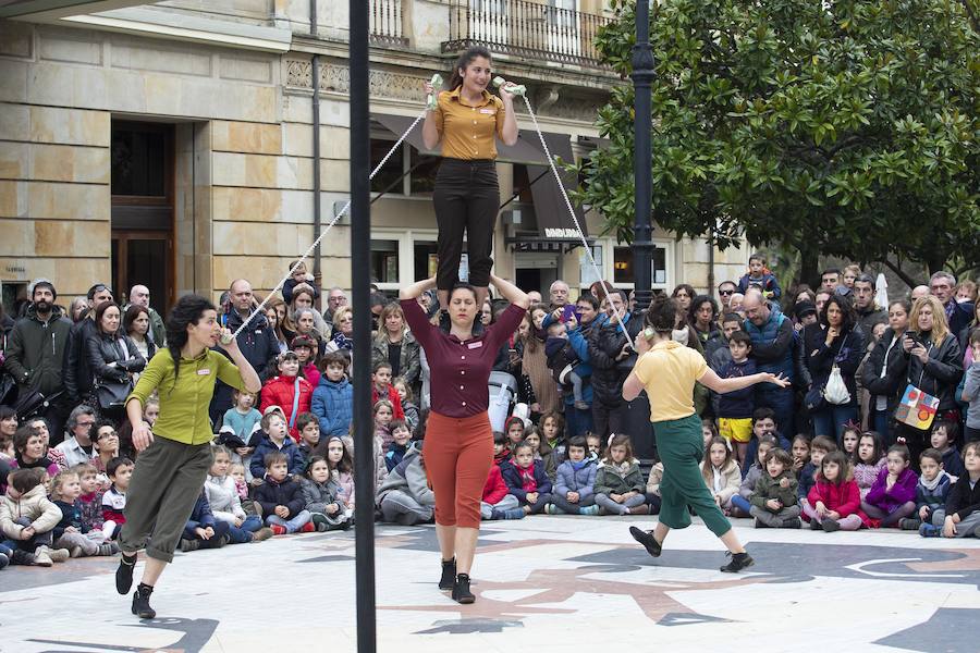 Feten 2019 ha comenzado de forma oficial y lo ha hecho con un buen número de espectáculos en las calles de Gijón que han conquistado a centenares de personas. Y es que la magia y la creatividad de los primeros montajes de esta nueva edición han fascinado a un público de todas las edades. 