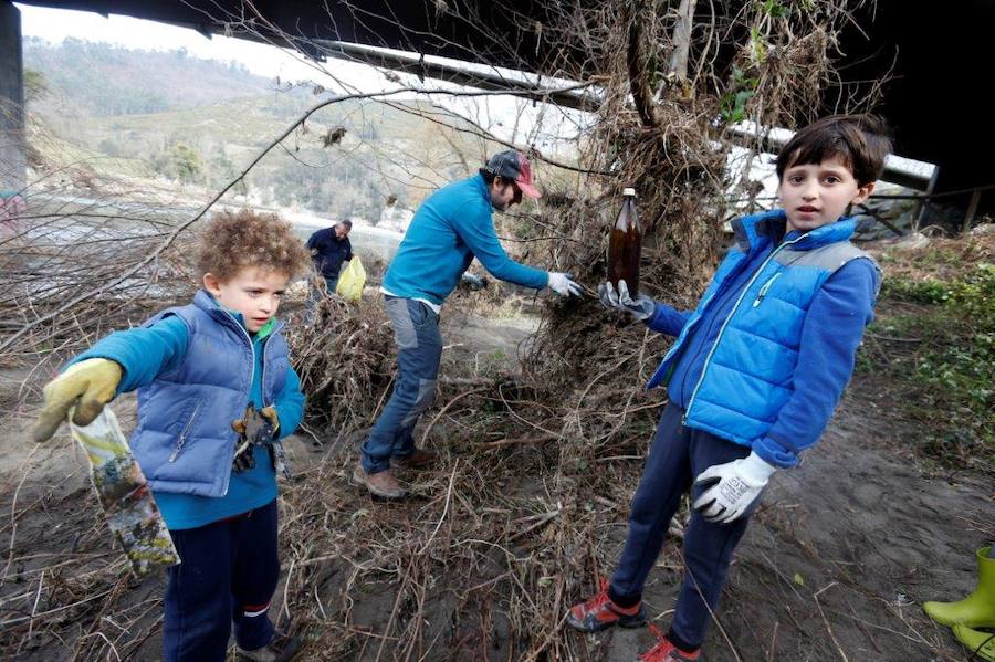 «El río Nalón te necesita». Es el lema que este domingo ha congregado a un grupo de voluntarios en Las Caldas para recoger los plásticos y enseres que contaminan el cauce y ensucian el entorno. 