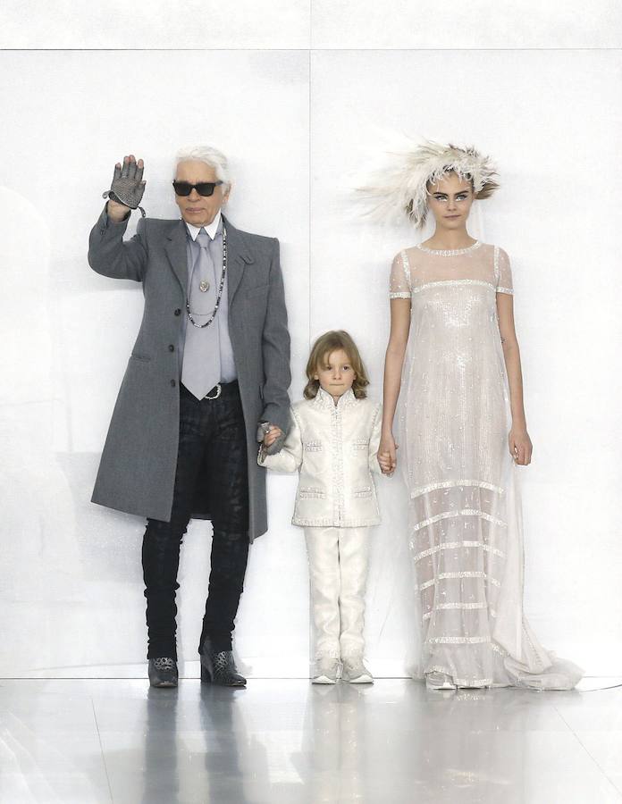 El diseñador alemán Karl Lagerfeld, conocido por haber dirigido las creaciones de la firma francesa Chanel desde 1983, ha fallecido este martes a los 85 años de edad.