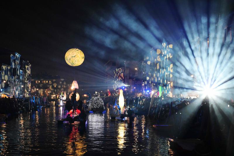 Venecia ha dado el pistoletazo de salida a su Carnaval. Una espectacular regata en el Gran Canal y un gran desfile de máscaras han inaugurado la cita de este año, que se prolongará hasta el 5 de marzo. 