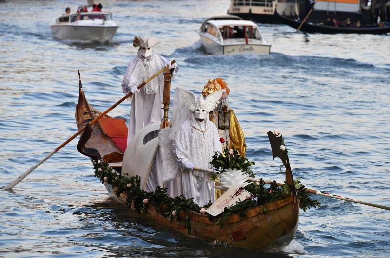 Venecia ha dado el pistoletazo de salida a su Carnaval. Una espectacular regata en el Gran Canal y un gran desfile de máscaras han inaugurado la cita de este año, que se prolongará hasta el 5 de marzo. 