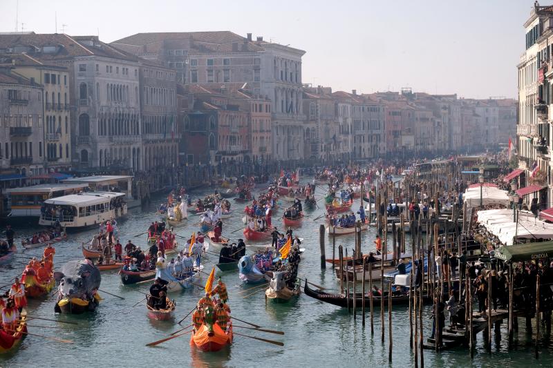 Venecia ha dado el pistoletazo de salida a su Carnaval. Una espectacular regata en el Gran Canal y un gran desfile de máscaras han inaugurado la cita de este año, que se prolongará hasta el 5 de marzo. 