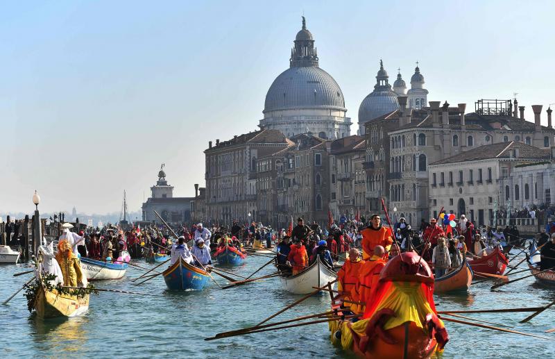 Venecia ha dado el pistoletazo de salida a su Carnaval. Una espectacular regata en el Gran Canal y un gran desfile de máscaras han inaugurado la cita de este año, que se prolongará hasta el 5 de marzo. 