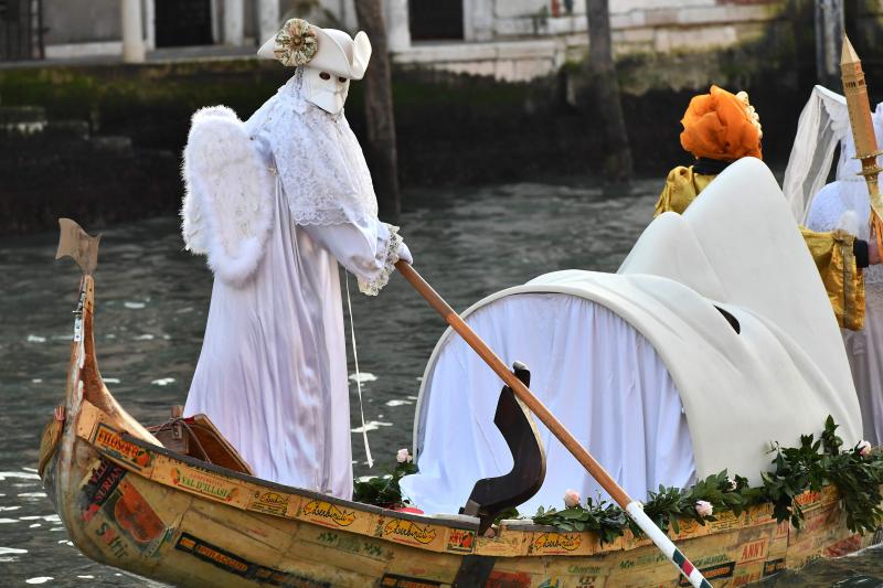 Venecia ha dado el pistoletazo de salida a su Carnaval. Una espectacular regata en el Gran Canal y un gran desfile de máscaras han inaugurado la cita de este año, que se prolongará hasta el 5 de marzo. 