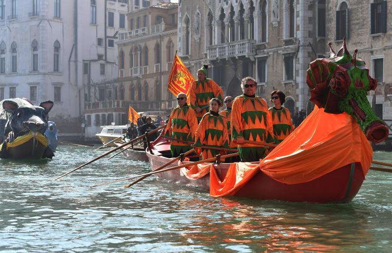 Venecia ha dado el pistoletazo de salida a su Carnaval. Una espectacular regata en el Gran Canal y un gran desfile de máscaras han inaugurado la cita de este año, que se prolongará hasta el 5 de marzo. 