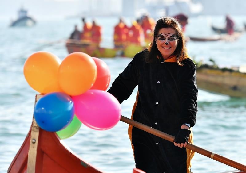 Venecia ha dado el pistoletazo de salida a su Carnaval. Una espectacular regata en el Gran Canal y un gran desfile de máscaras han inaugurado la cita de este año, que se prolongará hasta el 5 de marzo. 