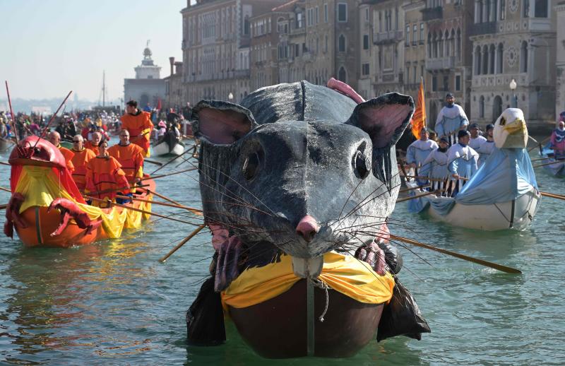 Venecia ha dado el pistoletazo de salida a su Carnaval. Una espectacular regata en el Gran Canal y un gran desfile de máscaras han inaugurado la cita de este año, que se prolongará hasta el 5 de marzo. 