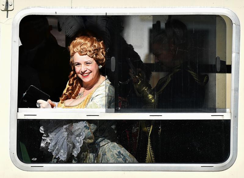 Venecia ha dado el pistoletazo de salida a su Carnaval. Una espectacular regata en el Gran Canal y un gran desfile de máscaras han inaugurado la cita de este año, que se prolongará hasta el 5 de marzo. 