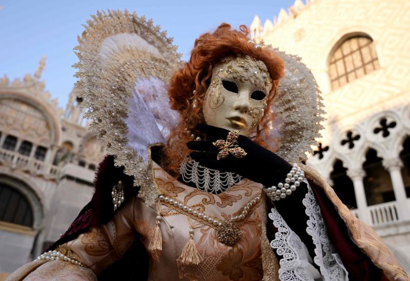 Venecia ha dado el pistoletazo de salida a su Carnaval. Una espectacular regata en el Gran Canal y un gran desfile de máscaras han inaugurado la cita de este año, que se prolongará hasta el 5 de marzo. 