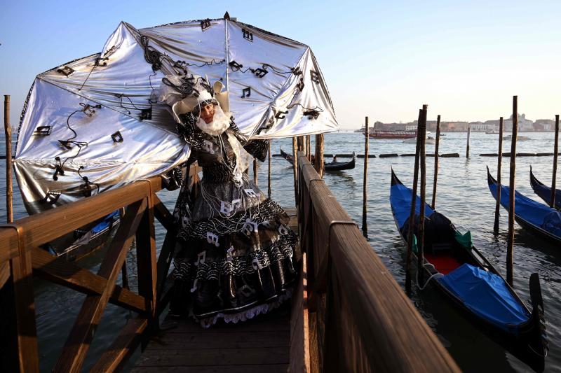 Venecia ha dado el pistoletazo de salida a su Carnaval. Una espectacular regata en el Gran Canal y un gran desfile de máscaras han inaugurado la cita de este año, que se prolongará hasta el 5 de marzo. 