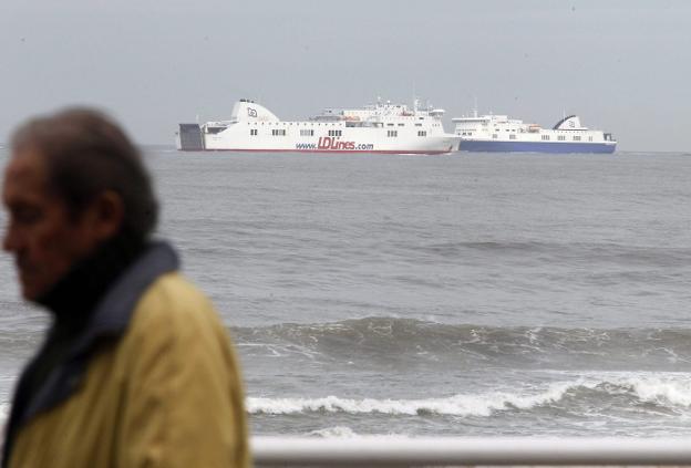 El 'Norman Asturias' y el 'Norman Atlantic', los dos buques que rotaron en la autopista del mar, ante Gijón, en 2014. 