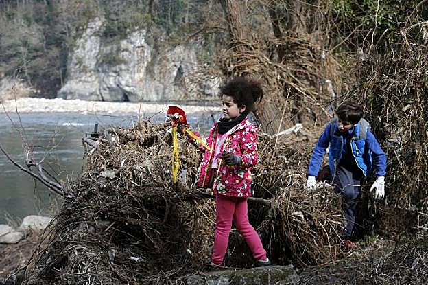 Los pequeños participaron en la recogida de residuos. 