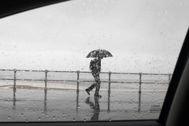 Paseo de la playa de San Lorenzo esta mañana.