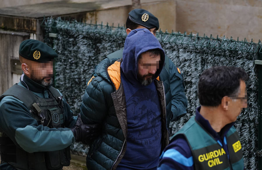 Momento en el que los agentes de la Guardia Civil hacen guardia en el domicilio, en la localidad vizcaína de Amorebieta-Echano, de uno de los hombres detenidos por su presunta implicación en el asesinato de Francisco Javier Ardines González, concejal de Izquierda Unida en Llanes