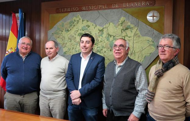 Gerardo Fabían y los organizadores, ayer, en Llanera. 