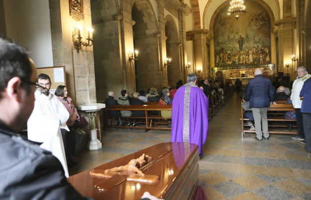 La llegada de los restos mortales de Marino Fuego ayer a la iglesia parroquial de San Pedro. 