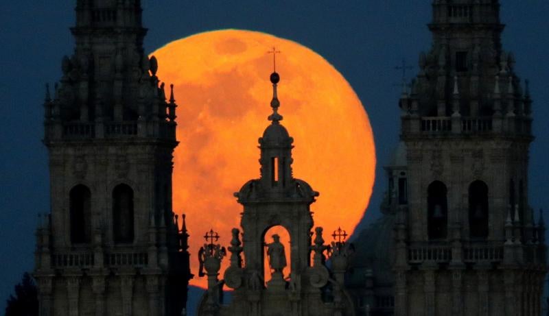 La luna llena vista desde Santiago de Compostela.