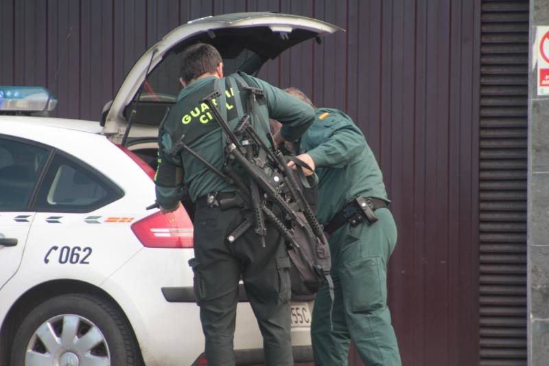 Momento en el que los agentes de la Guardia Civil hacen guardia en el domicilio, en la localidad vizcaína de Amorebieta-Echano, de uno de los hombres detenidos por su presunta implicación en el asesinato de Francisco Javier Ardines González, concejal de Izquierda Unida en Llanes